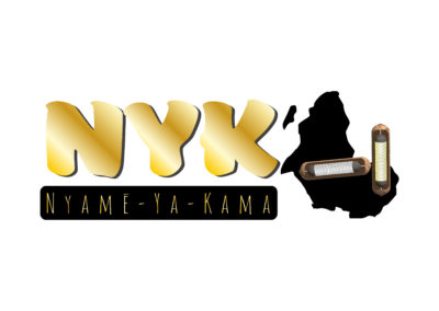 Logo NYK doré avec silhouette de l’Afrique et deux navettes de broderie mécanique, accompagné du nom complet Nyamé-Ya-Kama.